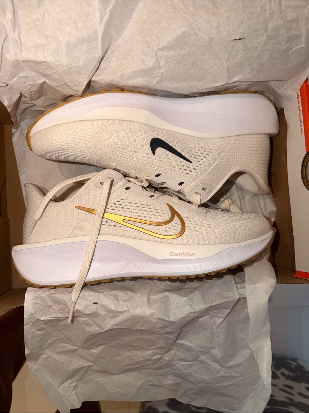 Nike Women’s Running Shoe - Cream with Gold Swoosh Quest 6 - Picture 6 of 6